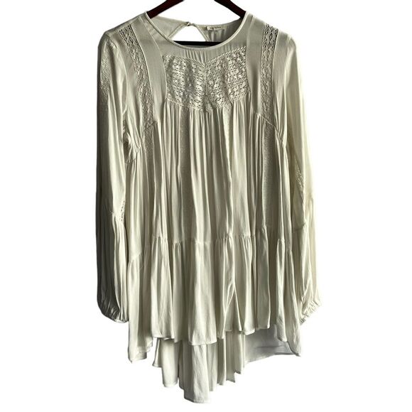 En Creme Dresses & Skirts - Urban Outfitters En Creme White Crochet Top with Open Back